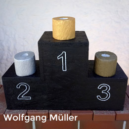 Wolfgang Müller: Olympiade 2020 - Installation (Klorollensieger)